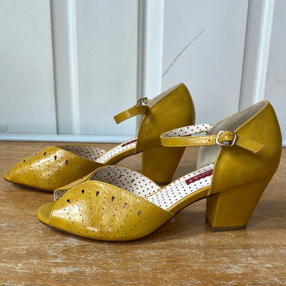 B.A.I.T. Haymee Retro Style Yellow Heeled Sandal Size 10
